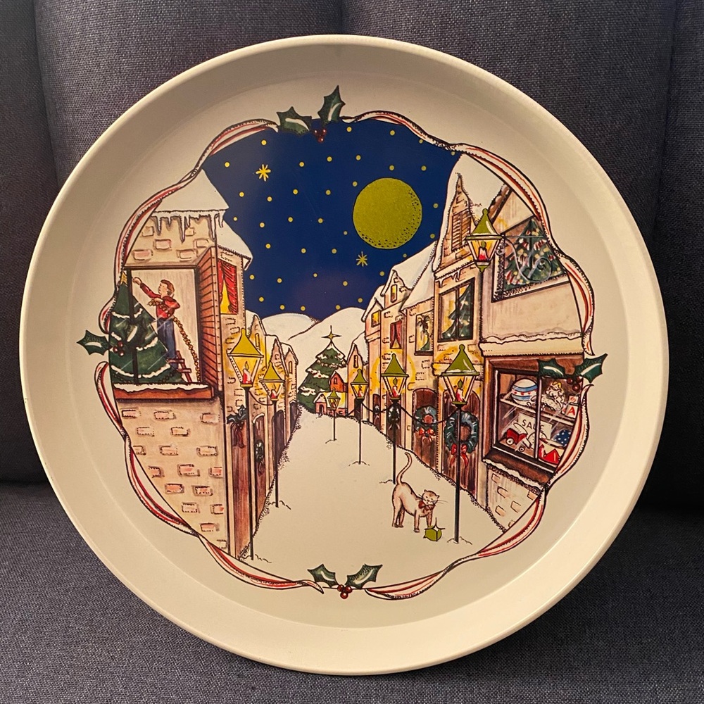 Vintage Christmas round tin tray (w)